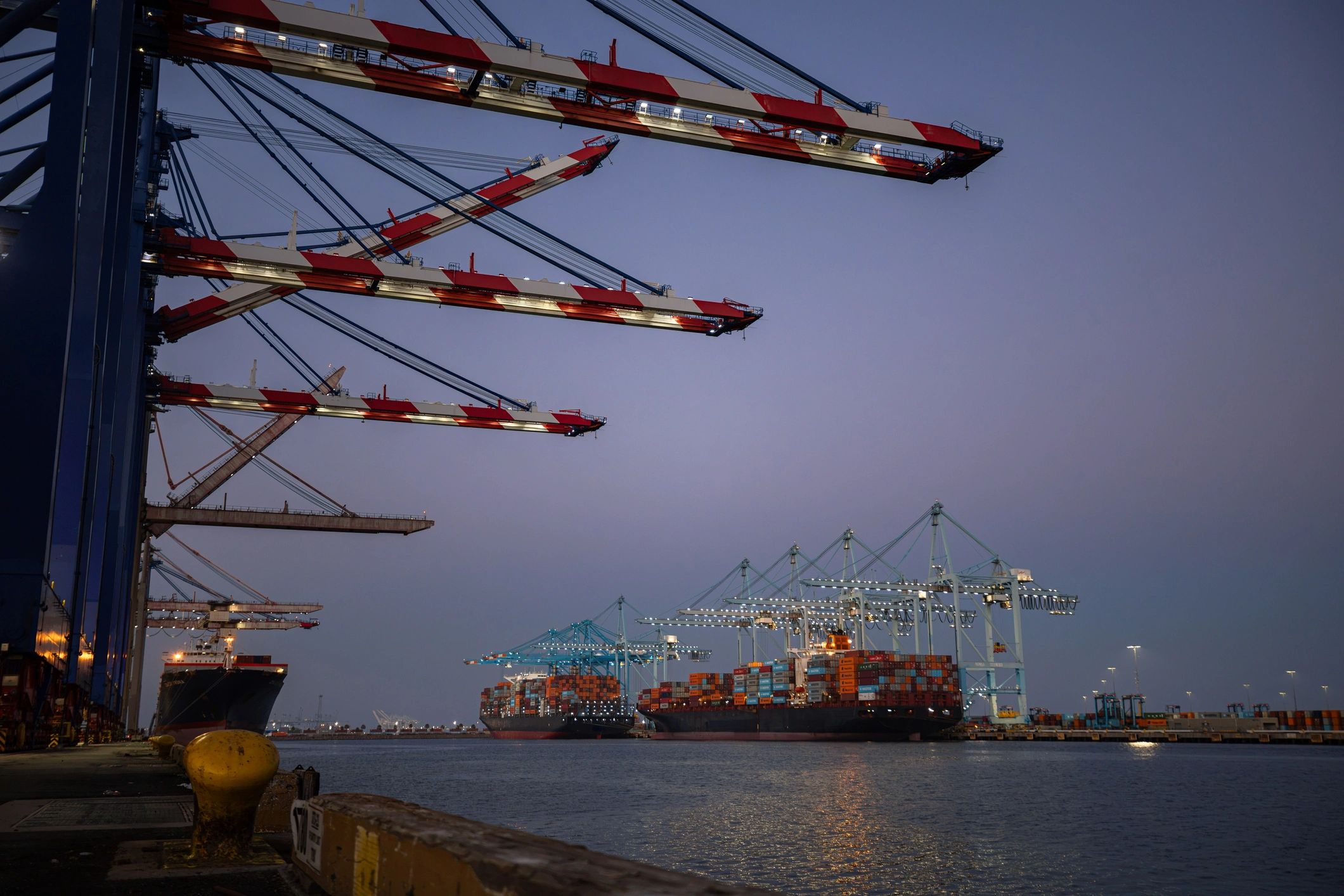 International container terminal for global shipping